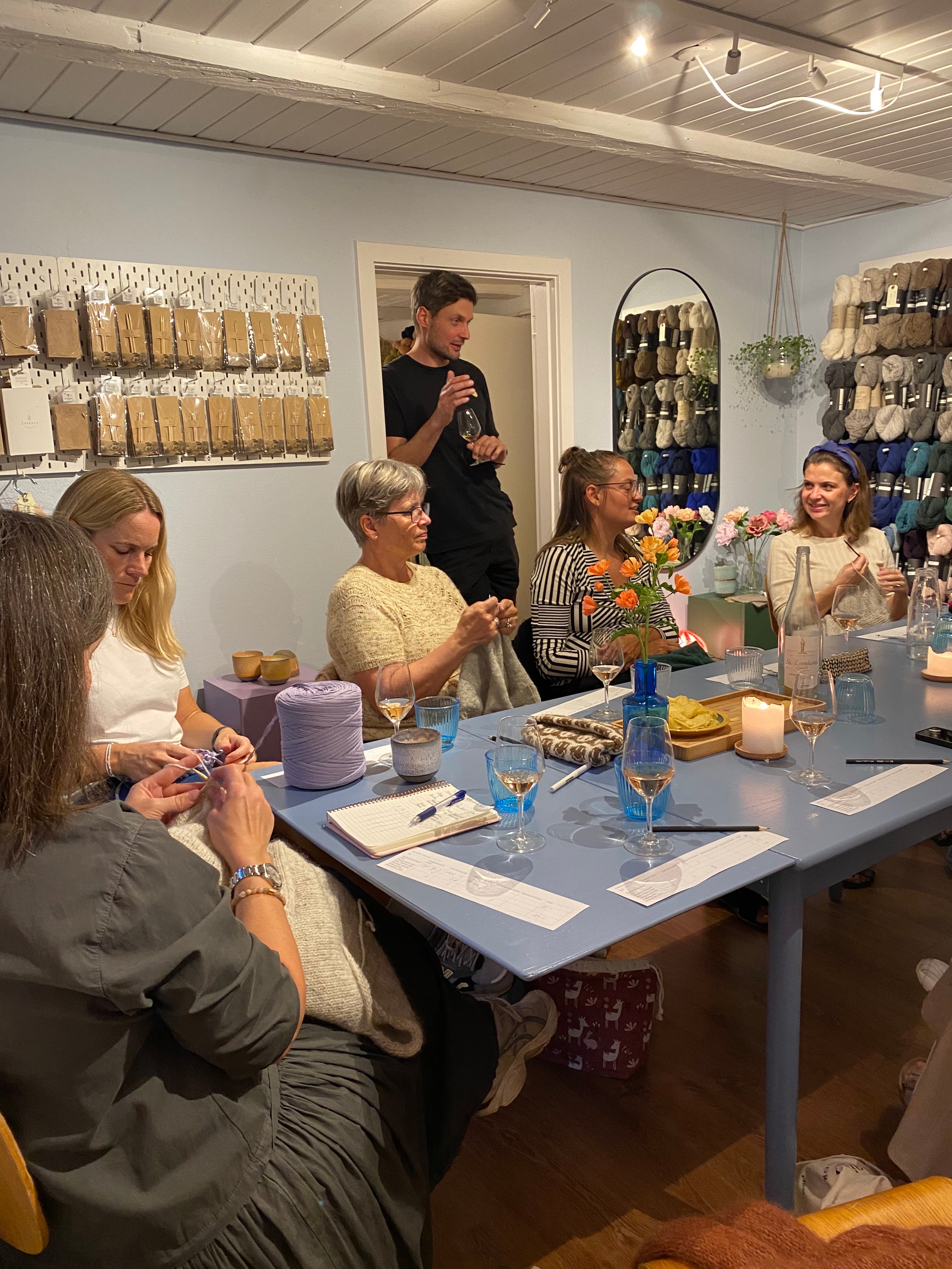 Lokale strikkere til strik og vin arrangement i Skanderborg hos garnbutikken MADE by